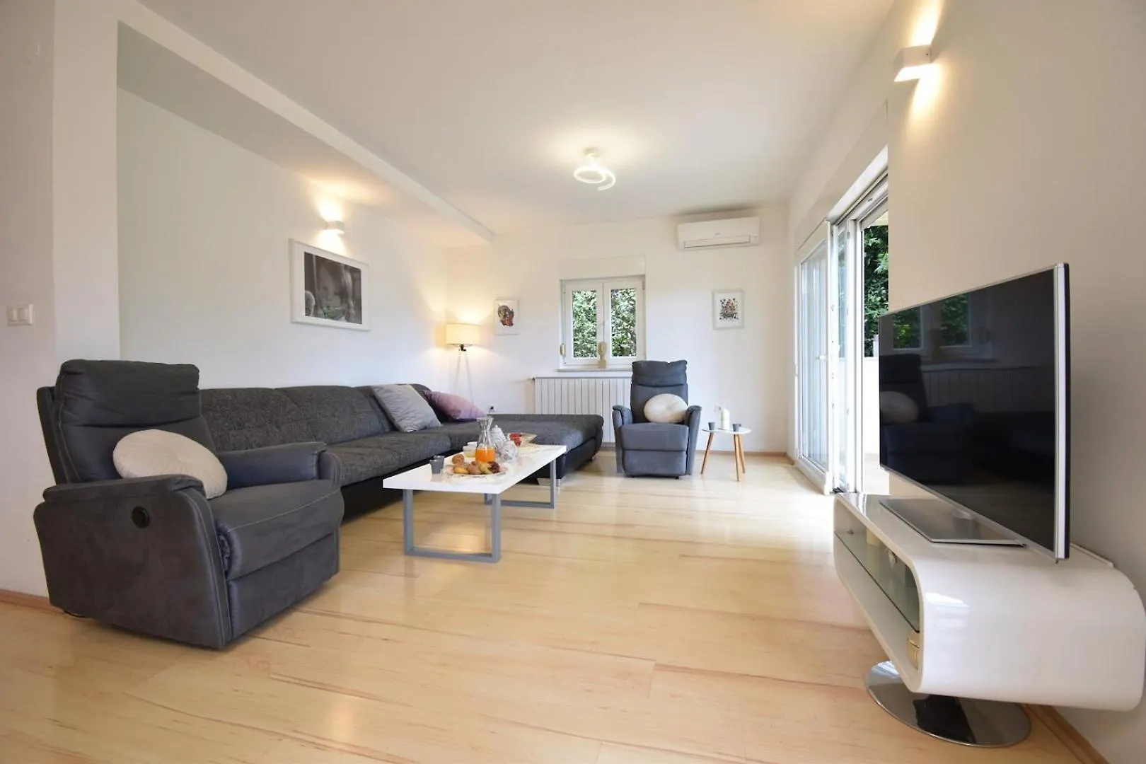 Vakantiehuis Holiday House With Garden 